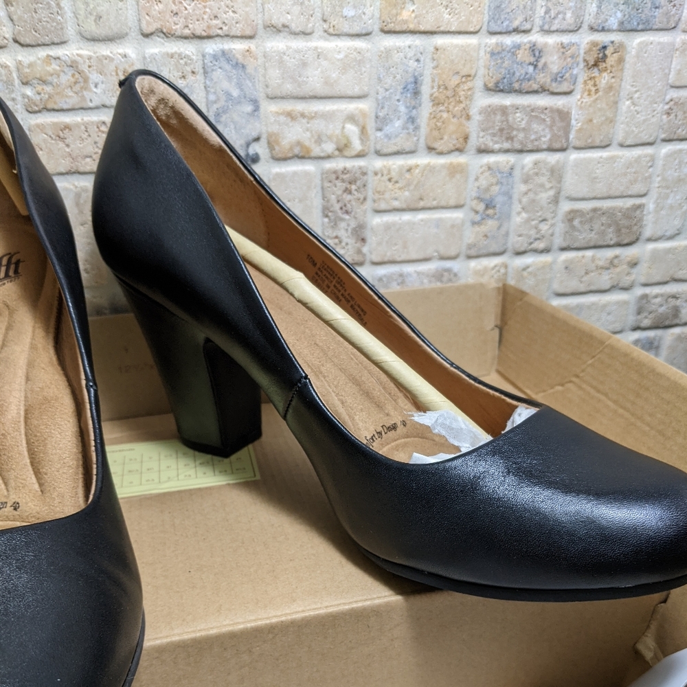 Women's black leather pumps